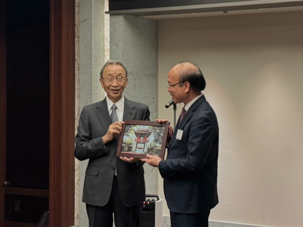 Thứ trưởng Phan Ch&iacute; Hiếu trao qu&agrave; lưu niệm của Đo&agrave;n đến &ocirc;ng NAKAMURA Kuniharu - Gi&aacute;m đốc Trung t&acirc;m Luật D&acirc;n sự v&agrave; Thương mại Quốc tế (ICCLC)