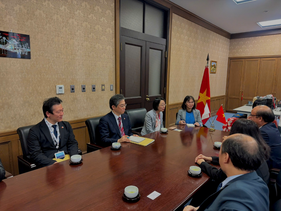 B&agrave; MORIMOTO Kana, Viện trưởng Viện Nghi&ecirc;n cứu v&agrave; Đ&agrave;o tạo, Bộ Tư ph&aacute;p Nhật Bản tiếp x&atilde; giao Đo&agrave;n Bộ Tư ph&aacute;p Việt Nam