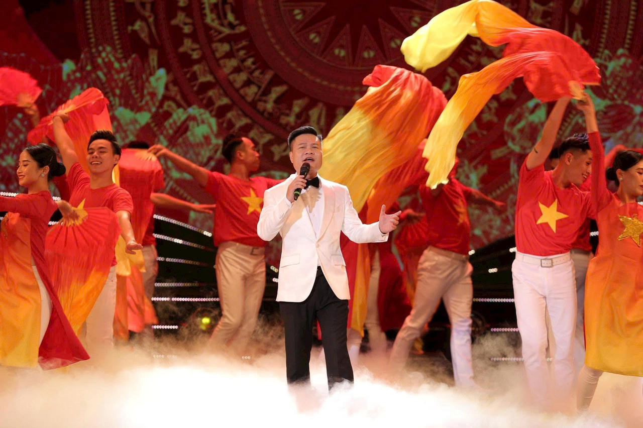 NSƯT Ho&agrave;ng T&ugrave;ng&nbsp;h&aacute;t để tri &acirc;n những người đ&atilde; ng&atilde; xuống v&igrave; b&igrave;nh y&ecirc;n của biển trời (ảnh V.H&agrave;).