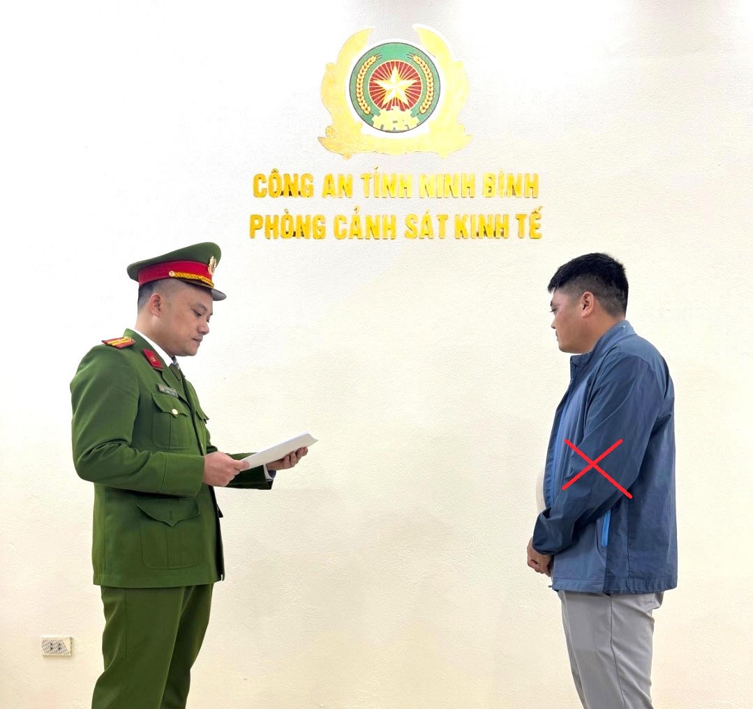 Trần Văn Đo&agrave;n đ&atilde; mua 3 h&oacute;a đơn gi&aacute; trị gia tăng bất hợp ph&aacute;p (h&oacute;a đơn khống) của 1 C&ocirc;ng ty &ldquo;ma&rdquo; tại Th&agrave;nh phố Hồ Ch&iacute; Minh để hạch to&aacute;n, k&ecirc; khai thuế cho C&ocirc;ng ty TNHH Thương mại Sản xuất Bảo Linh nhằm trốn thuế với số tiền hơn 530 triệu đồng.(Ảnh C&ocirc;ng an tỉnh Ninh B&igrave;nh)