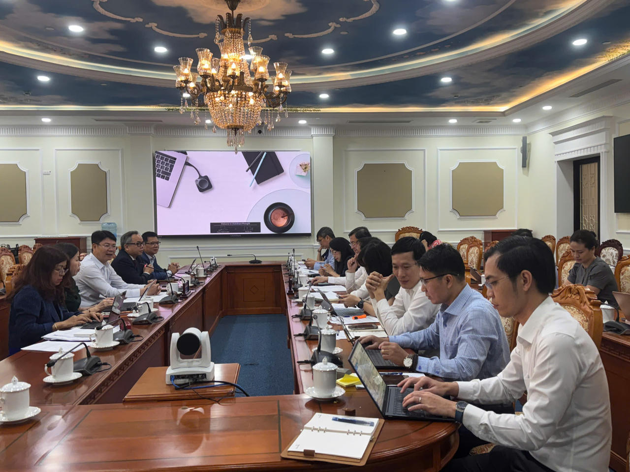 To&agrave;n cảnh buổi l&agrave;m việc