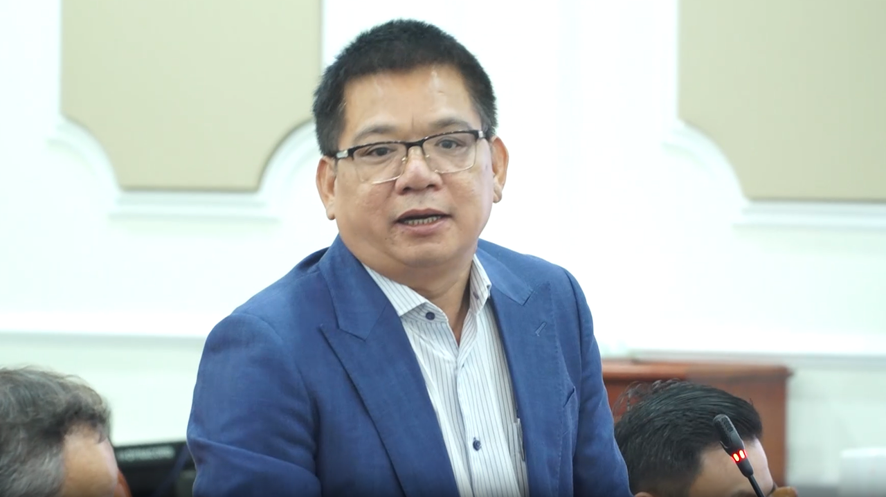 Luật sư Lương Văn Trung, s&aacute;ng lập vi&ecirc;n TTTTQT thuộc TTTCQT Việt Nam cảm ơn sự quan t&acirc;m của l&atilde;nh đạo Bộ Tư ph&aacute;p, UBND TP nhằm đẩy nhanh việc th&agrave;nh lập, ra mắt TTTTQT (Ảnh: B&ugrave;i Y&ecirc;n)