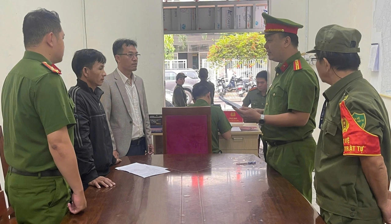 C&ocirc;ng an TP Đ&agrave; Nẵng khởi tố bị can, bắt tạm giam Nguyễn Văn Hải (&aacute;o đen).