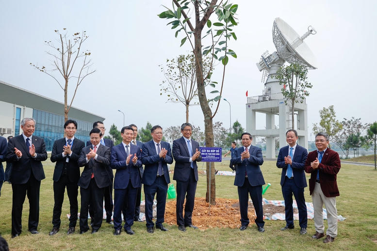 Thủ tướng dự Diễn đ&agrave;n tầm nh&igrave;n vũ trụ Việt Nam - Nhật Bản v&agrave; kh&aacute;nh th&agrave;nh Trung t&acirc;m Vũ trụ Việt Nam- Ảnh 10.