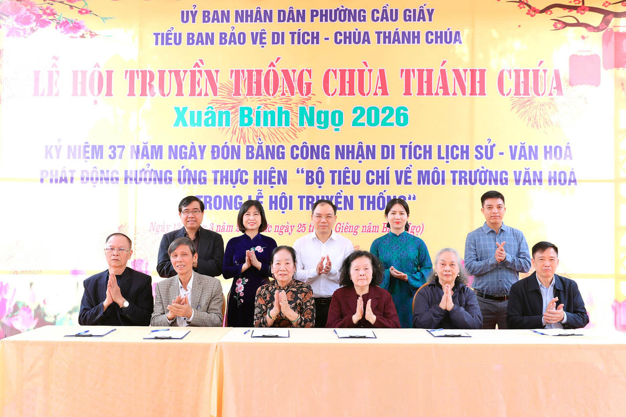 Ban Tổ chức Lễ hội c&ugrave;ng c&aacute;c c&aacute;n bộ phường đ&atilde; chung tay k&yacute; cam kết thực hiện &ldquo;Bộ ti&ecirc;u ch&iacute; về m&ocirc;i trường văn h&oacute;a trong lễ hội truyền thống&rdquo;.