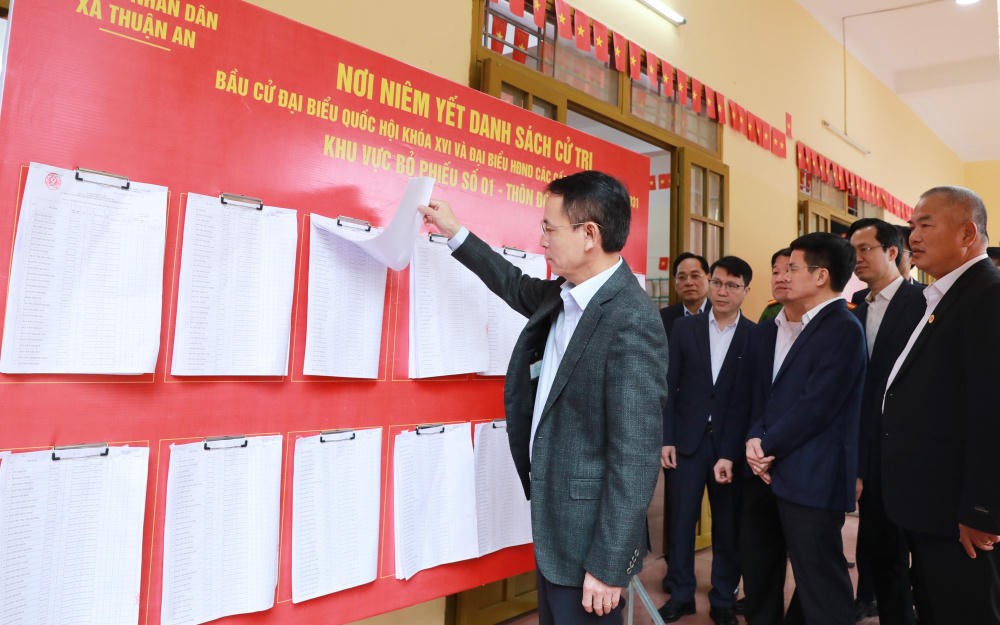 Ph&oacute; B&iacute; thư Thường trực Th&agrave;nh ủy Nguyễn Trọng Đ&ocirc;ng kiểm tra tại Khu vực bỏ phiếu số 01, Nh&agrave; văn h&oacute;a th&ocirc;n Đồng Xuy&ecirc;n, x&atilde; Thuận An.