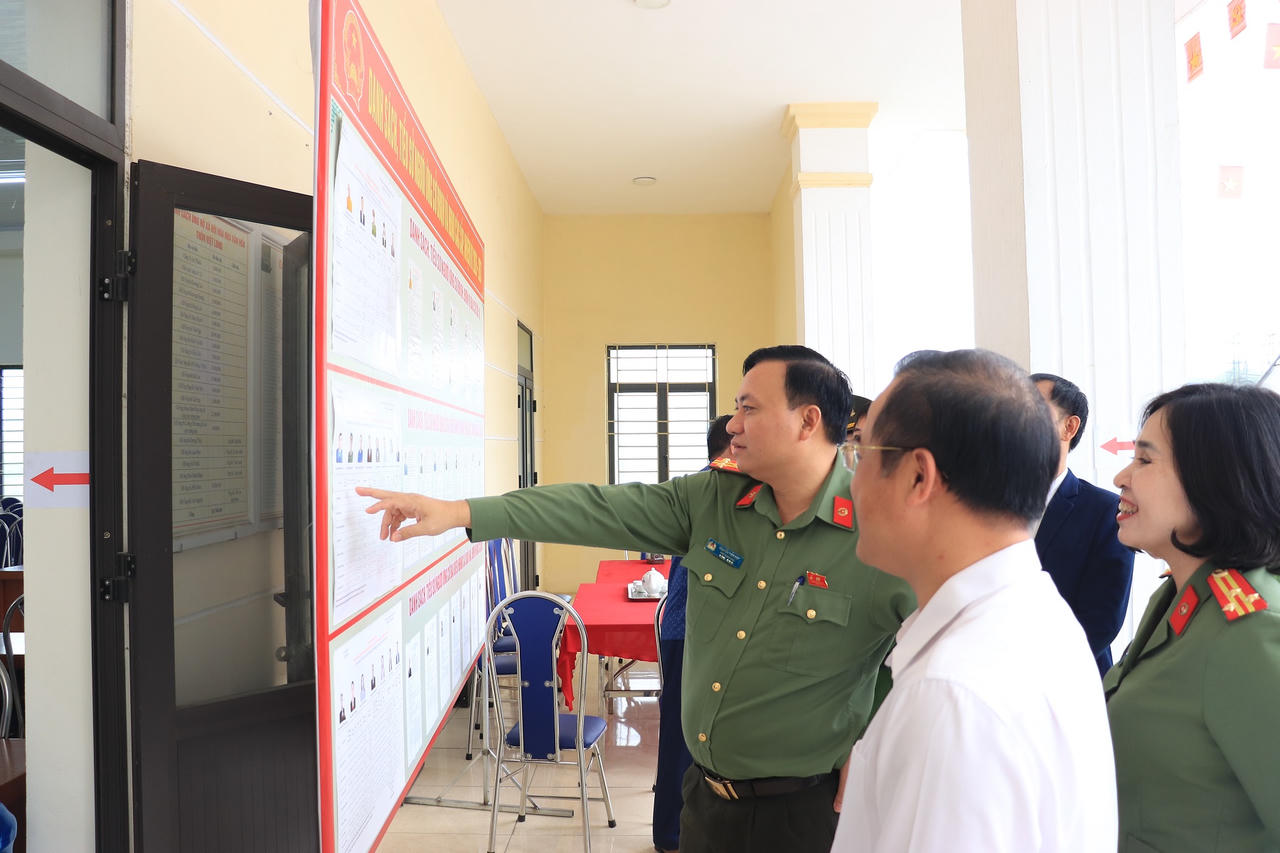 Đại t&aacute; Nguyễn Tiến Đạt - Ph&oacute; Gi&aacute;m đốc CATP kiểm tra trực tiếp c&ocirc;ng t&aacute;c chuẩn bị tại khu vực bỏ phiếu số 12, x&atilde; Suối Hai.