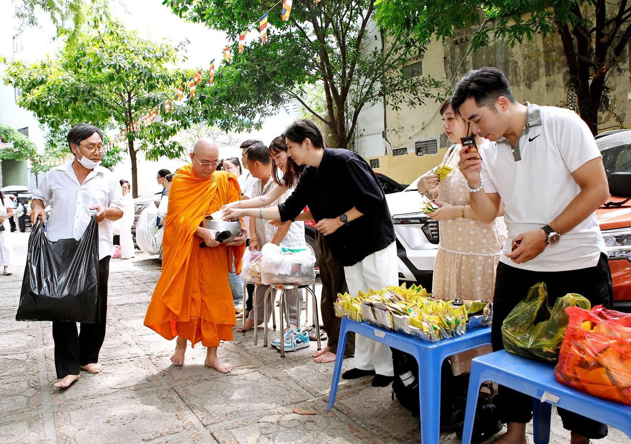 Cuối tuần đi ch&ugrave;a 1