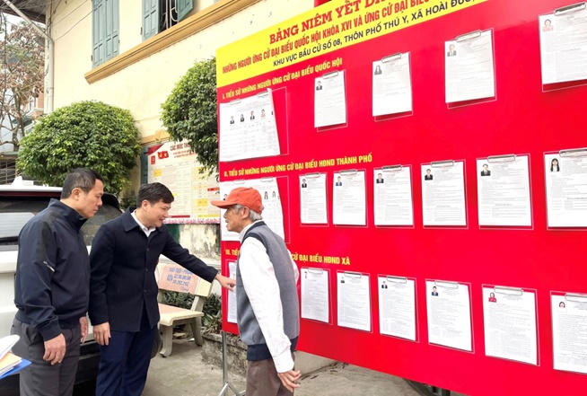 L&atilde;nh đạo x&atilde; Ho&agrave;i Đức kiểm tra, nắm bắt c&ocirc;ng t&aacute;c chuẩn bị cho ng&agrave;y bầu cử tại c&aacute;c điểm bỏ phiếu.