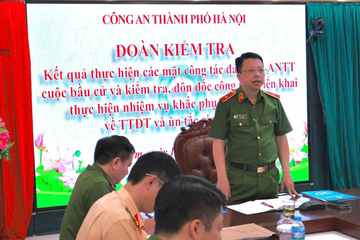 Thiếu tướng Nguyễn Hồng Ky - Ph&oacute; Gi&aacute;m đốc C&ocirc;ng an TP H&agrave; Nội kiểm tra, l&agrave;m việc với c&aacute;c đơn vị về c&ocirc;ng t&aacute;c bảo đảm an ninh, trật tự phục vụ bầu cử