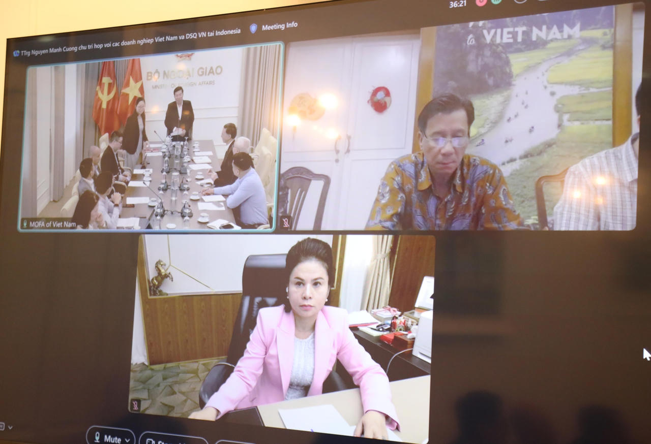 C&aacute;c đại biểu dự họp theo h&igrave;nh thức trực tuyến.