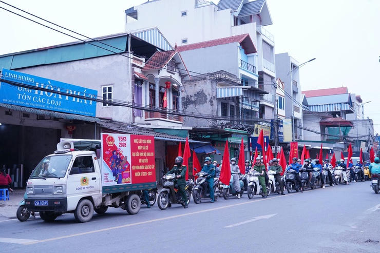 Đ&ocirc;ng đảo lực lượng C&ocirc;ng an, Qu&acirc;n sự, Đo&agrave;n thanh ni&ecirc;n...tham gia tuy&ecirc;n truyền lưu động tr&ecirc;n địa b&agrave;n phường&nbsp;Chương Mỹ.
