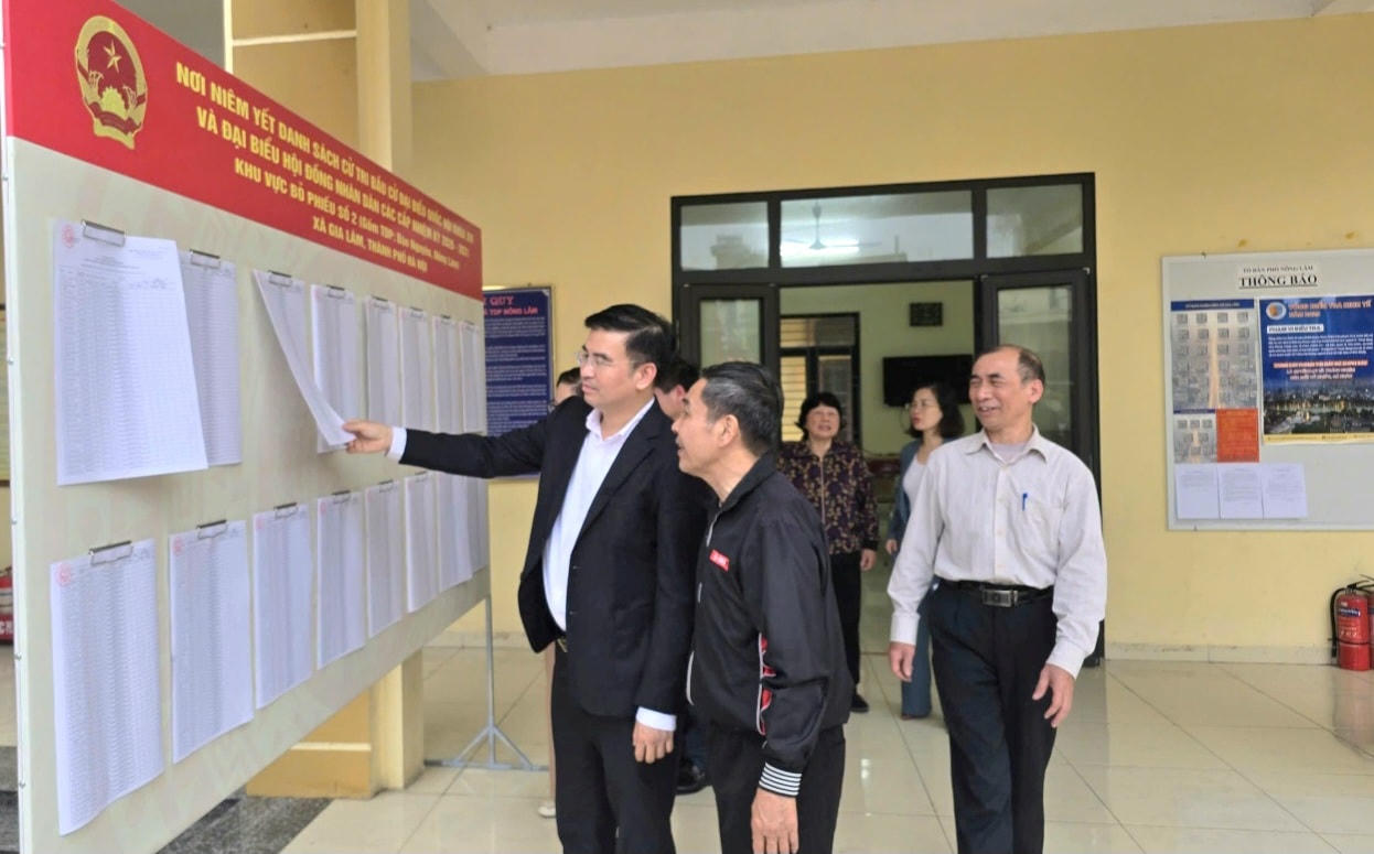 Chủ tịch UBND x&atilde; Gia L&acirc;m Dương Viết Cường kiểm tra nơi ni&ecirc;m yết danh s&aacute;ch cử tri.