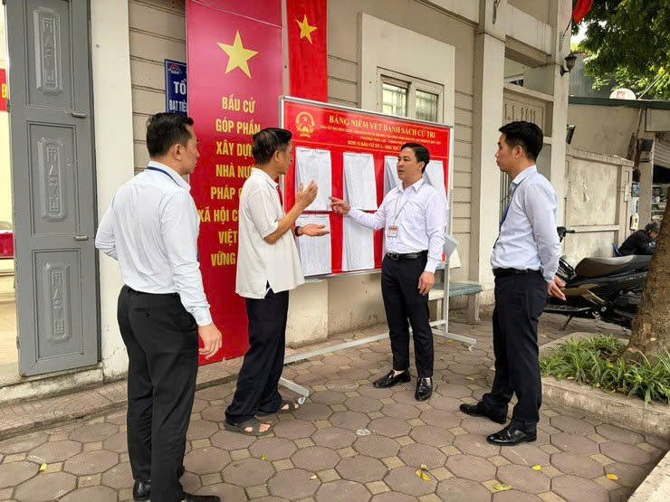 &Ocirc;ng Nguyễn Xu&acirc;n Hiền - Ph&oacute; B&iacute; thư Thường trực Đảng ủy phường Ph&uacute;c Lợi (giữa, b&ecirc;n phải) kiểm tra c&ocirc;ng t&aacute;c chuẩn bị bầu cử tại đơn vị bầu cử số 01.&nbsp;(Ảnh: Phạm Linh)