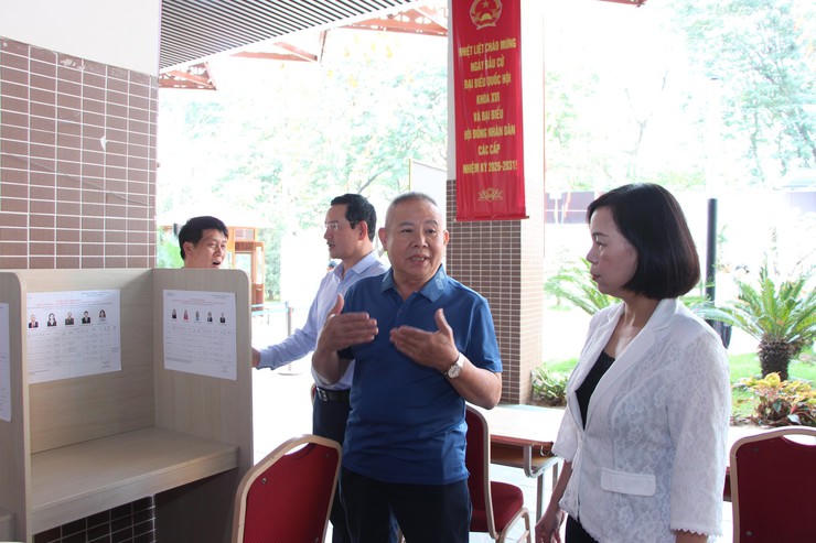 Đo&agrave;n c&ocirc;ng t&aacute;c phường Giảng V&otilde; r&agrave; so&aacute;t, kiểm tra việc ni&ecirc;m yết danh s&aacute;ch c&aacute;c ứng cử vi&ecirc;n đại biểu Quốc hội v&agrave; đại biểu HĐND c&aacute;c cấp tại c&aacute;c điểm bỏ phiếu tr&ecirc;n địa b&agrave;n.