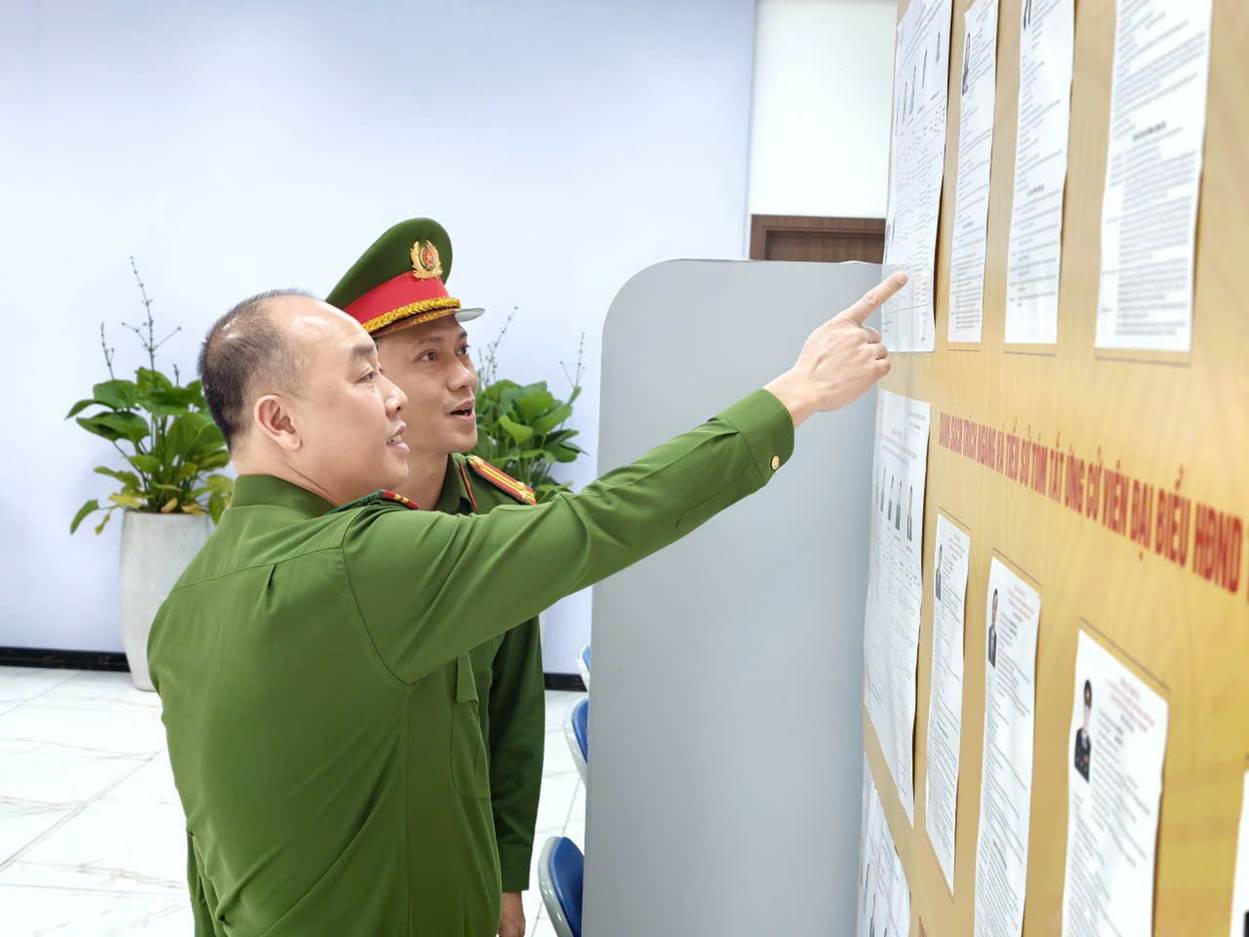 Đại t&aacute; Nguyễn Đức Long - Ph&oacute; Gi&aacute;m đốc C&ocirc;ng an TP H&agrave; Nội kiểm tra trực tiếp c&ocirc;ng t&aacute;c chuẩn bị tại c&aacute;c khu vực bỏ phiếu.