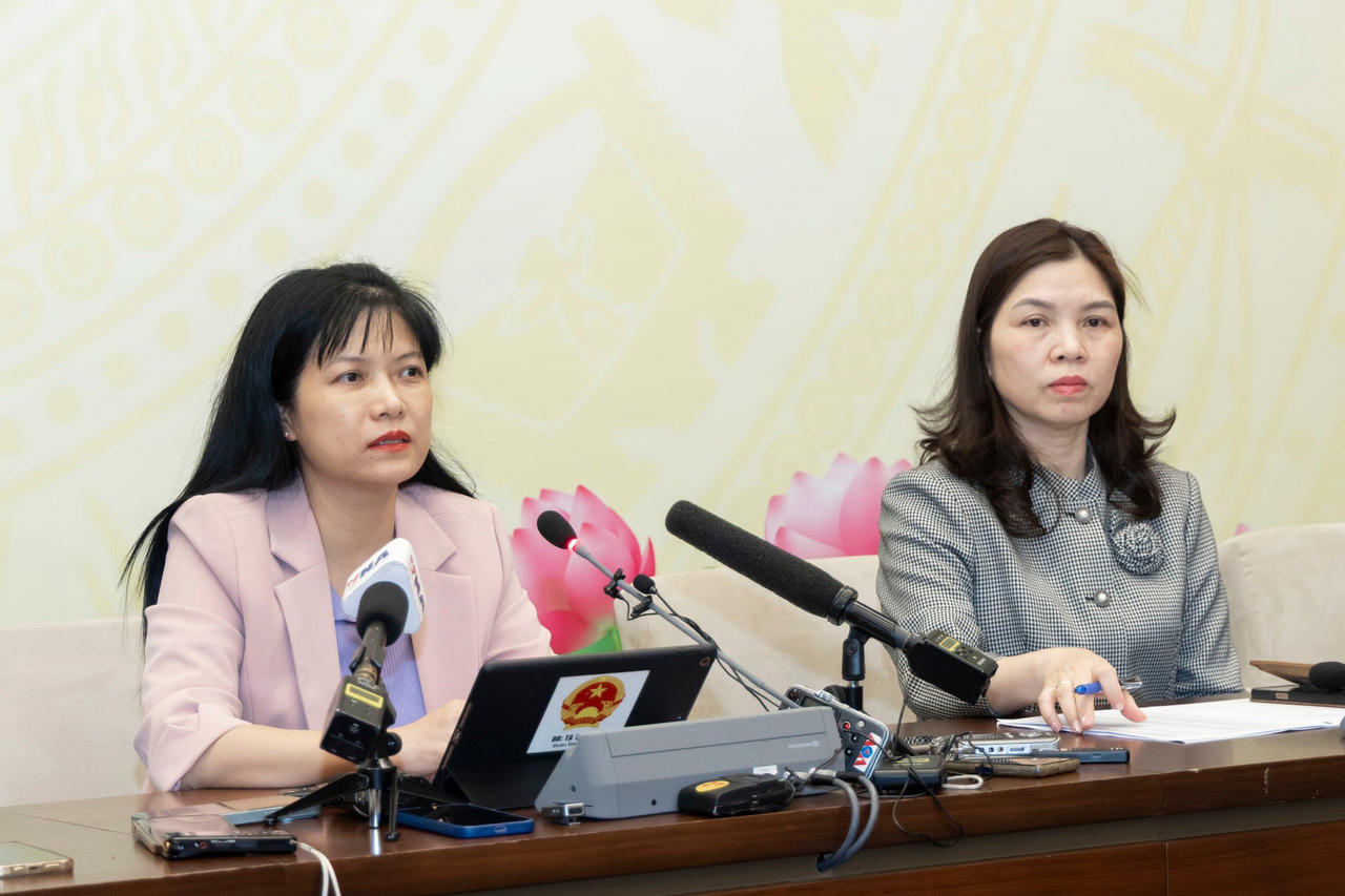 B&agrave; Tạ Thị Y&ecirc;n, Ph&oacute; Chủ nhiệm Ủy ban C&ocirc;ng t&aacute;c đại biểu th&ocirc;ng tin về t&igrave;nh h&igrave;nh bầu cử. (Ảnh: Quang Vinh)