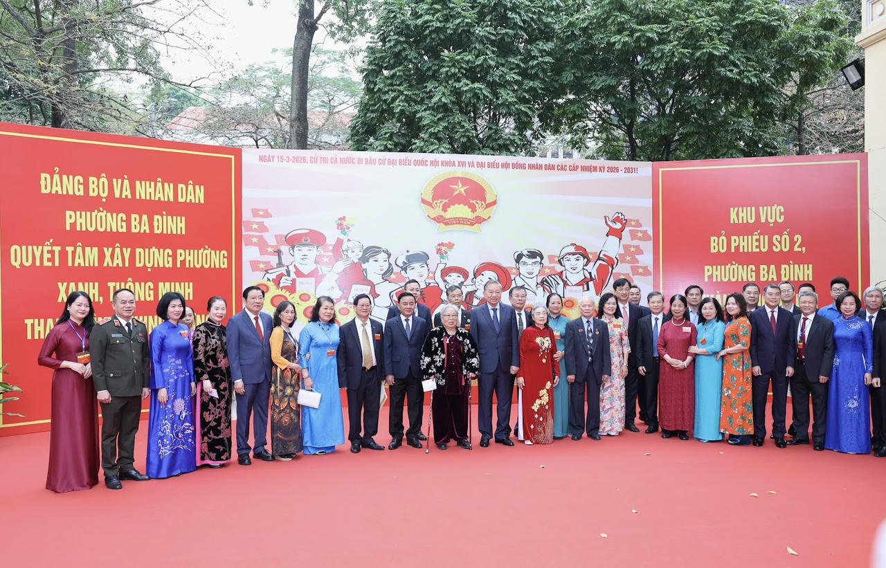 Tổng B&iacute; thư T&ocirc; L&acirc;m, c&ugrave;ng c&aacute;c đại biểu v&agrave; cử tri tại Khu vực bỏ phiếu số 02, phường Ba Đ&igrave;nh, th&agrave;nh phố H&agrave; Nội. Ảnh: VGP/Nhật Bắc