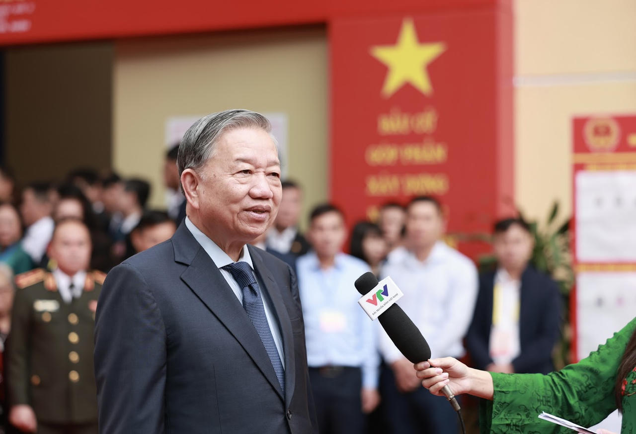 Tổng B&iacute; thư T&ocirc; L&acirc;m trả lời phỏng vấn c&aacute;c cơ quan th&ocirc;ng tấn, b&aacute;o ch&iacute;. Ảnh: VGP/Nhật Bắc