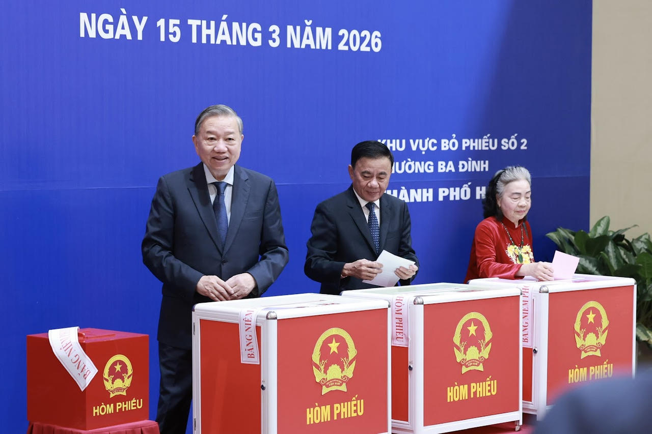 Tổng B&iacute; thư T&ocirc; L&acirc;m, Thường trực Ban B&iacute; thư Trần Cẩm T&uacute; thực hiện quyền v&agrave; nghĩa vụ c&ocirc;ng d&acirc;n. Ảnh: VGP/Nhật Bắc