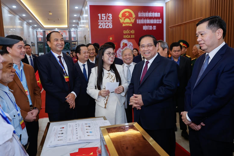 Thủ tướng Ch&iacute;nh phủ Phạm Minh Ch&iacute;nh v&agrave; Phu nh&acirc;n tr&ograve; chuyện với cử tri khu vực bỏ phiếu số 21. Ảnh: VGP