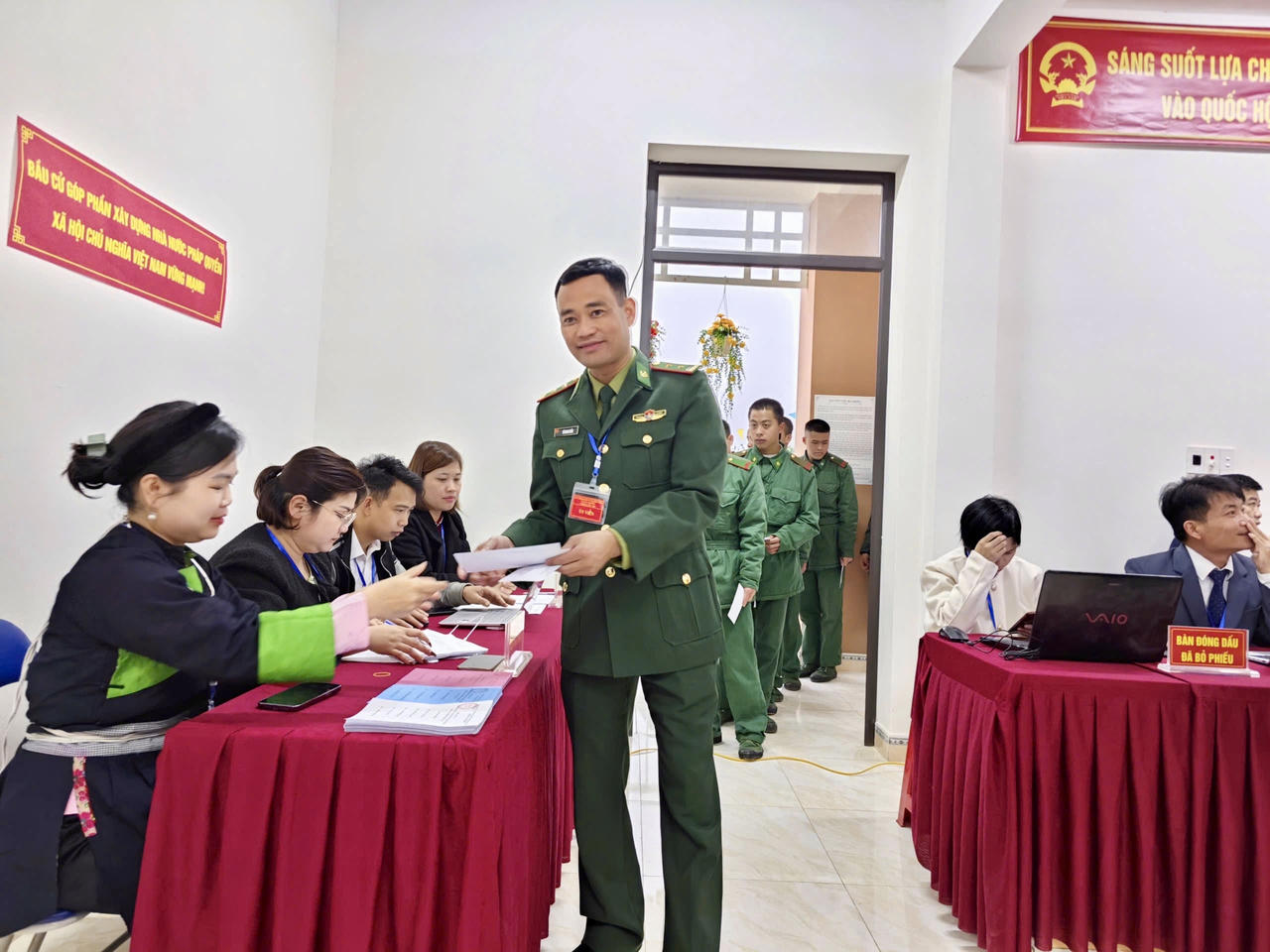 Những l&aacute; phiếu sớm nơi bi&ecirc;n giới thể hiện niềm tin v&agrave; tr&aacute;ch nhiệm của người l&iacute;nh với Tổ quốc.