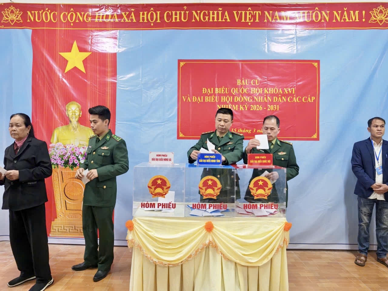 Những l&aacute; phiếu sớm của người l&iacute;nh qu&acirc;n h&agrave;m xanh tr&ecirc;n tuyến đầu bi&ecirc;n giới