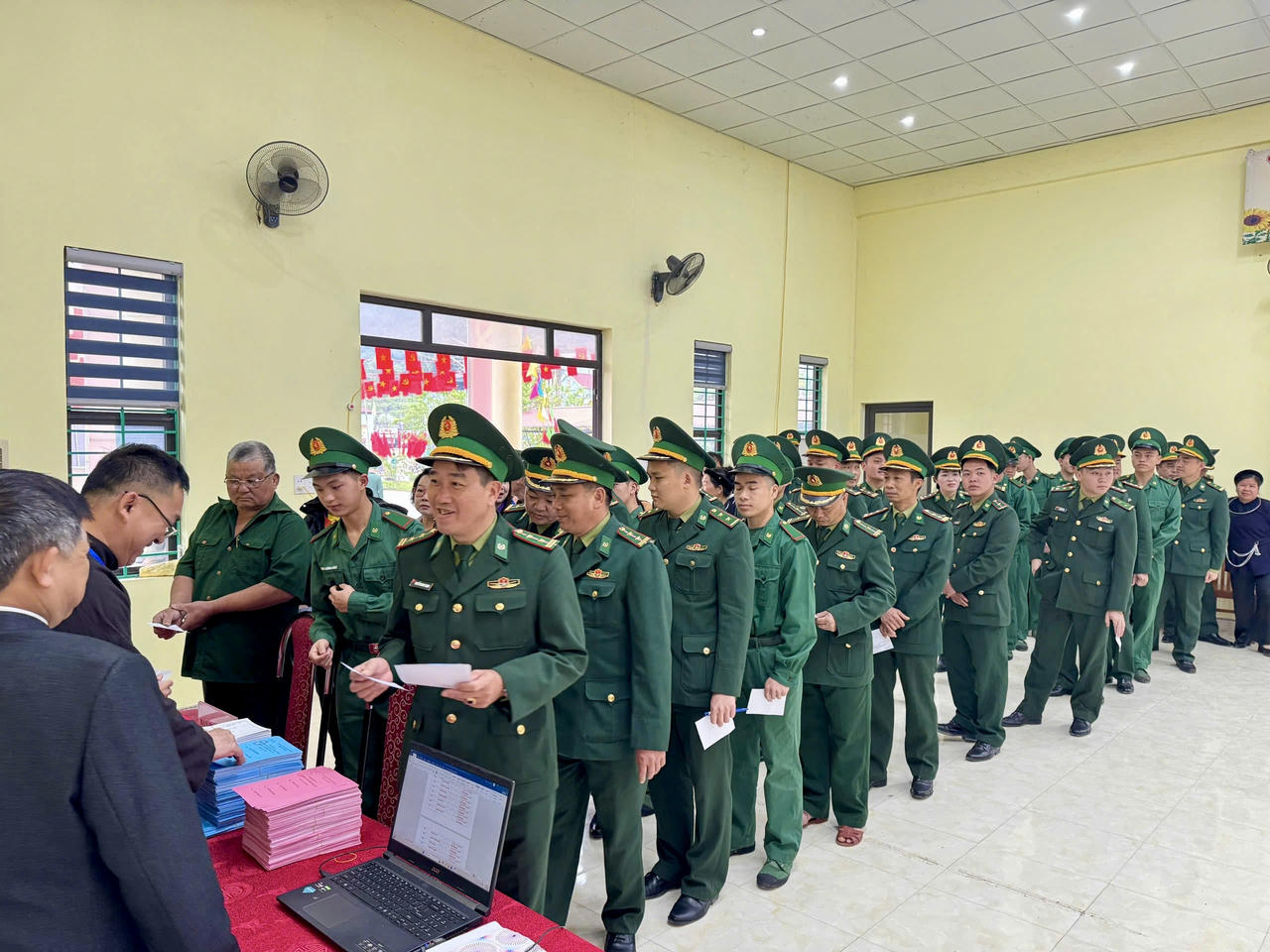 Những l&aacute; phiếu sớm của người l&iacute;nh qu&acirc;n h&agrave;m xanh tr&ecirc;n tuyến đầu bi&ecirc;n giới