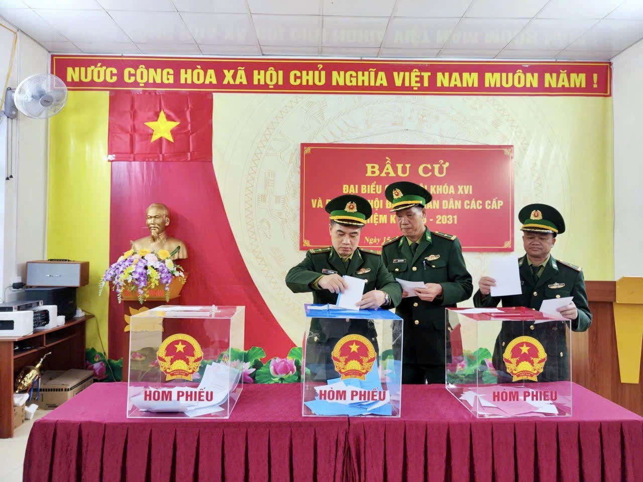 Những l&aacute; phiếu sớm của người l&iacute;nh qu&acirc;n h&agrave;m xanh tr&ecirc;n tuyến đầu bi&ecirc;n giới