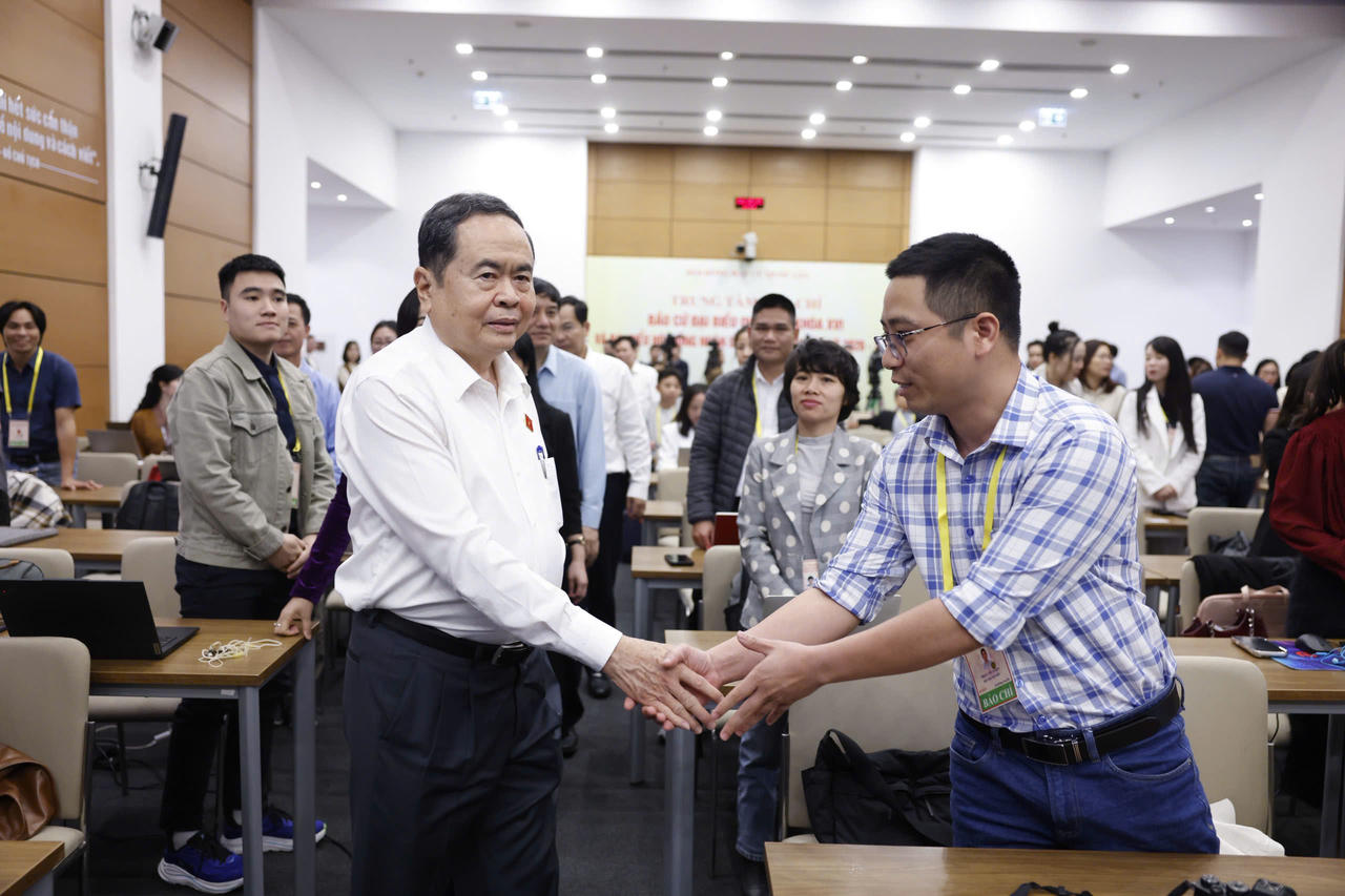 Chủ tịch Quốc hội động vi&ecirc;n ph&oacute;ng vi&ecirc;n b&aacute;o ch&iacute; t&aacute;c nghiệp tại Trung t&acirc;m B&aacute;o ch&iacute; bầu cử.&nbsp;(Ảnh: Như &Yacute;)