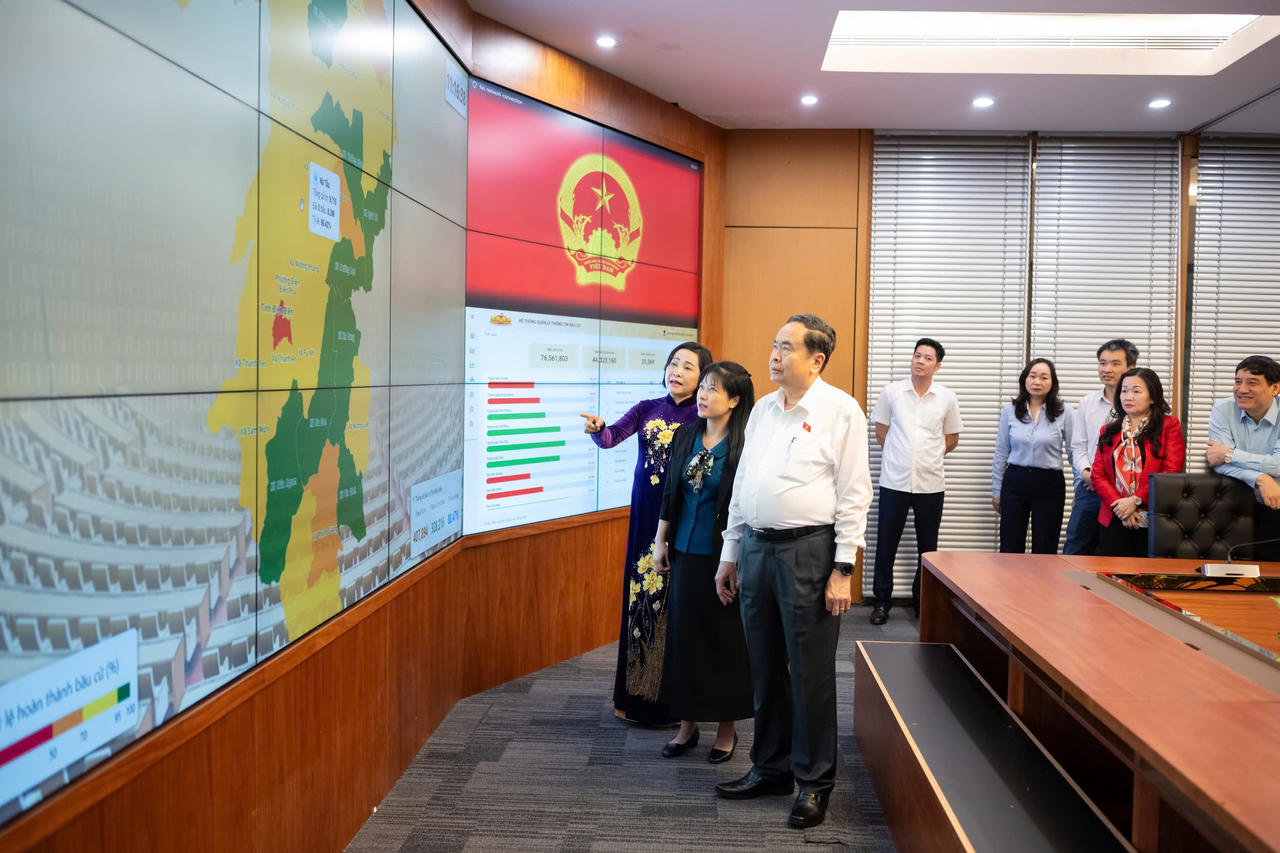 Chủ tịch Quốc hội Trần Thanh Mẫn thăm, động viên các phóng viên tại Trung tâm Báo chí bầu cử