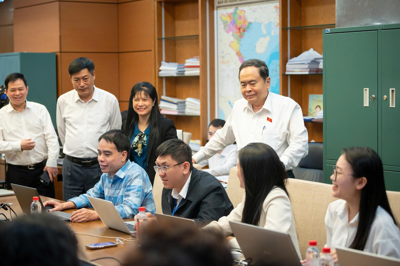 Chủ tịch Quốc hội Trần Thanh Mẫn thăm, động viên các phóng viên tại Trung tâm Báo chí bầu cử