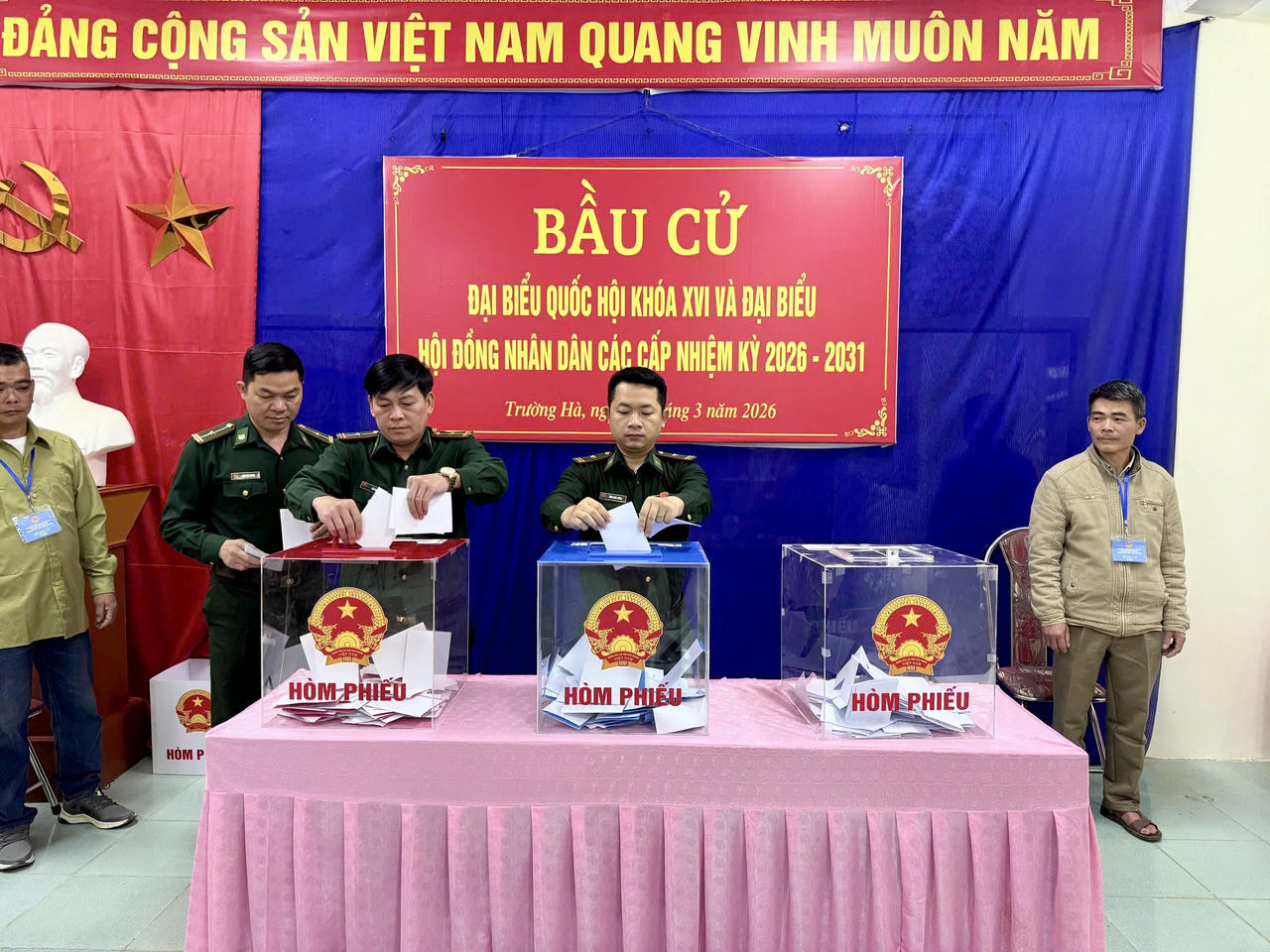 L&aacute; phiếu của những người l&iacute;nh qu&acirc;n h&agrave;m xanh nơi bi&ecirc;n cương g&oacute;p phần v&agrave;o th&agrave;nh c&ocirc;ng của ng&agrave;y hội bầu cử.