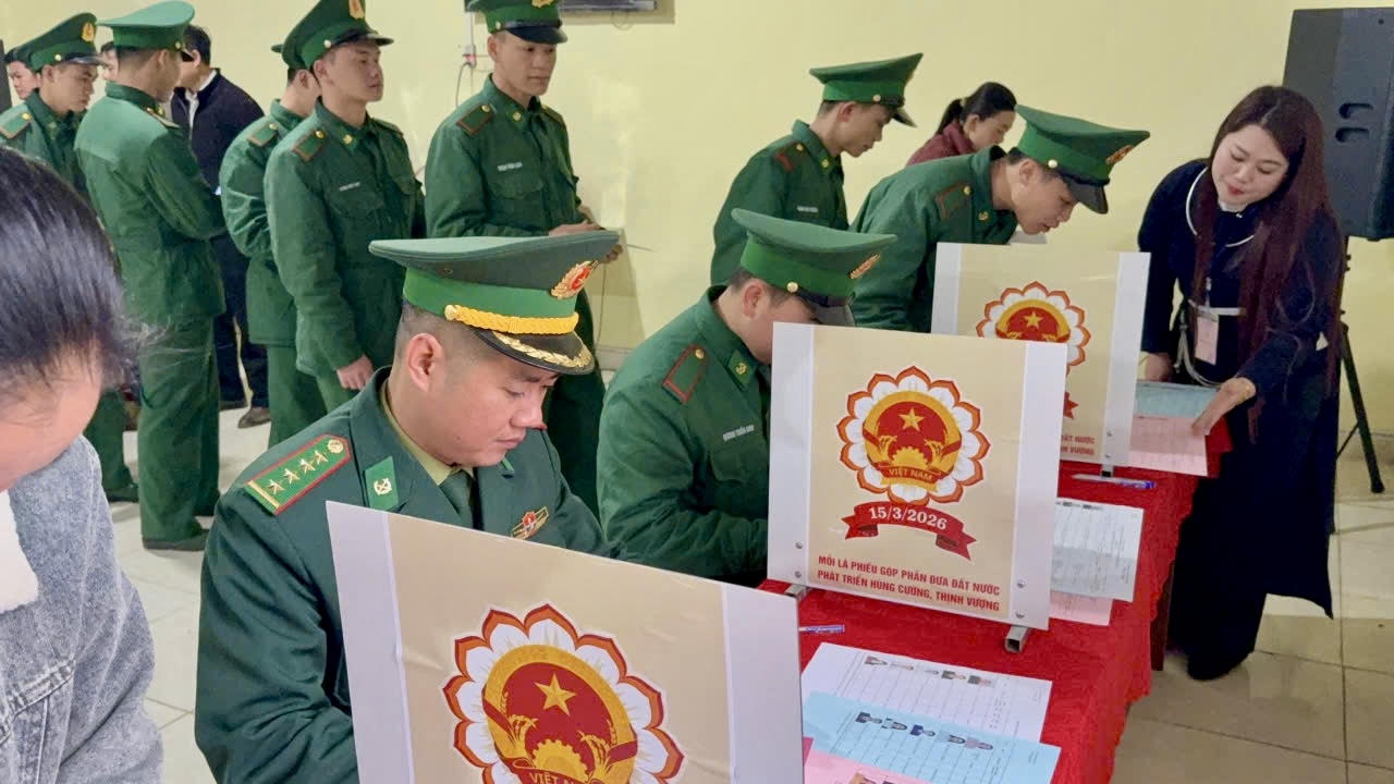 C&aacute;n bộ, chiến sĩ Bộ đội Bi&ecirc;n ph&ograve;ng Quốc tế Tr&agrave; Lĩnh thực hiện quyền c&ocirc;ng d&acirc;n trong ng&agrave;y bầu cử đại biểu Quốc hội v&agrave; Hội đồng nh&acirc;n d&acirc;n c&aacute;c cấp.
