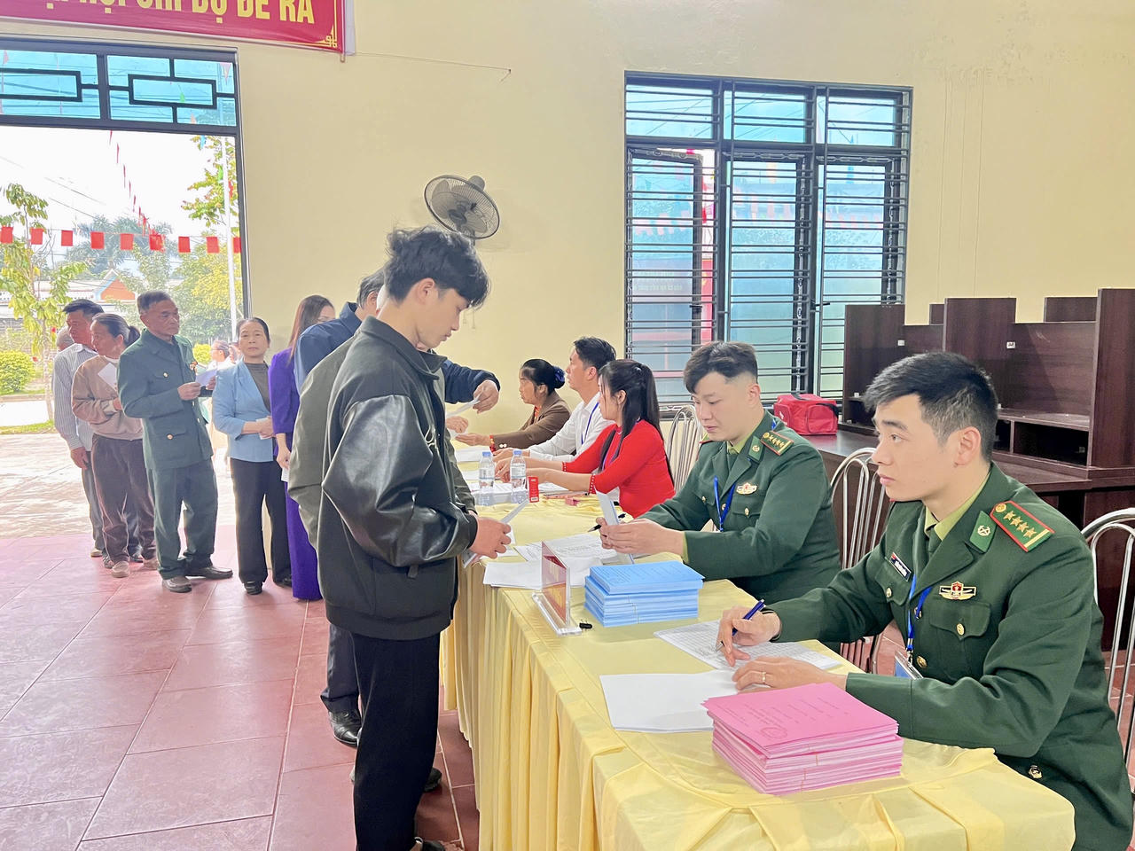 Bộ đội Bi&ecirc;n ph&ograve;ng tỉnh Cao Bằng vừa thực hiện quyền c&ocirc;ng d&acirc;n, vừa sẵn s&agrave;ng l&agrave;m nhiệm vụ bảo vệ bầu cử.