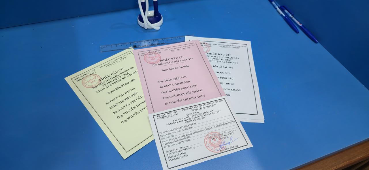 Cử tri Nguyễn Nữ Ngọc Ninh lưu lại h&igrave;nh ảnh lần đầu ti&ecirc;n m&igrave;nh được đi bầu cử