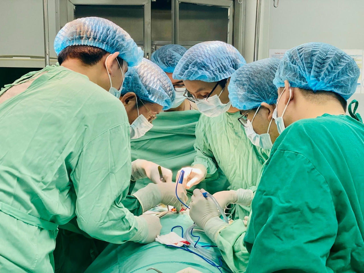 K&iacute;p mổ của Bệnh viện Hữu nghị Việt Nam &ndash; Cu Ba Đồng Hới đang thực hiện phẫu thuật.