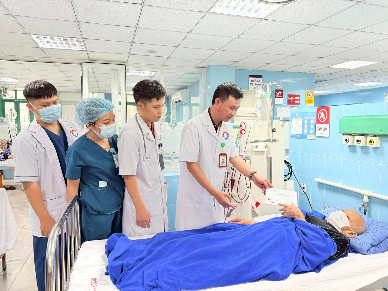 L&atilde;nh đạo Bệnh viện Hữu nghị Việt Nam &ndash; Cu Ba Đồng Hới thăm hỏi bệnh nh&acirc;n đang điều trị tại bệnh viện.