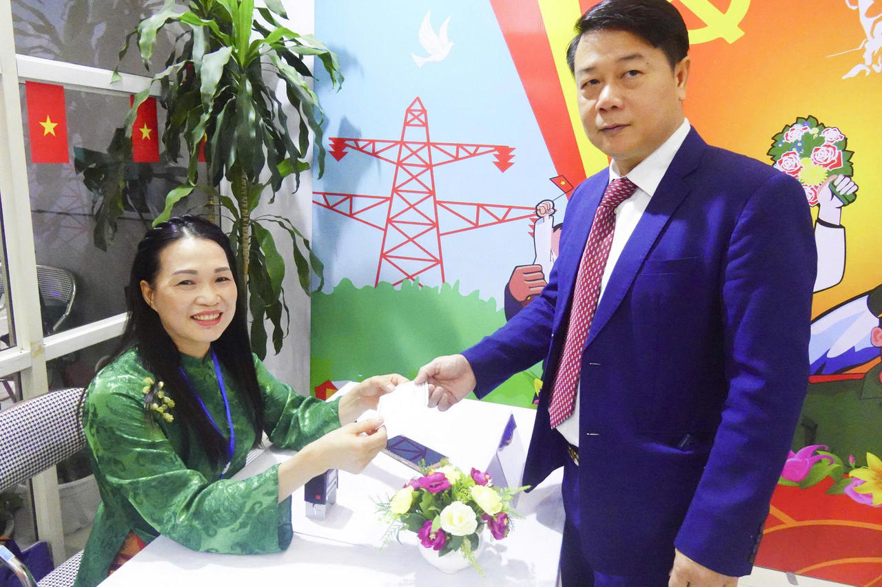 Thư k&yacute; Tổ bầu cử số 16 Ph&ugrave;ng Thị Thu Hằng bận rộn từ sớm để chuẩn bị cho ng&agrave;y bầu cử.