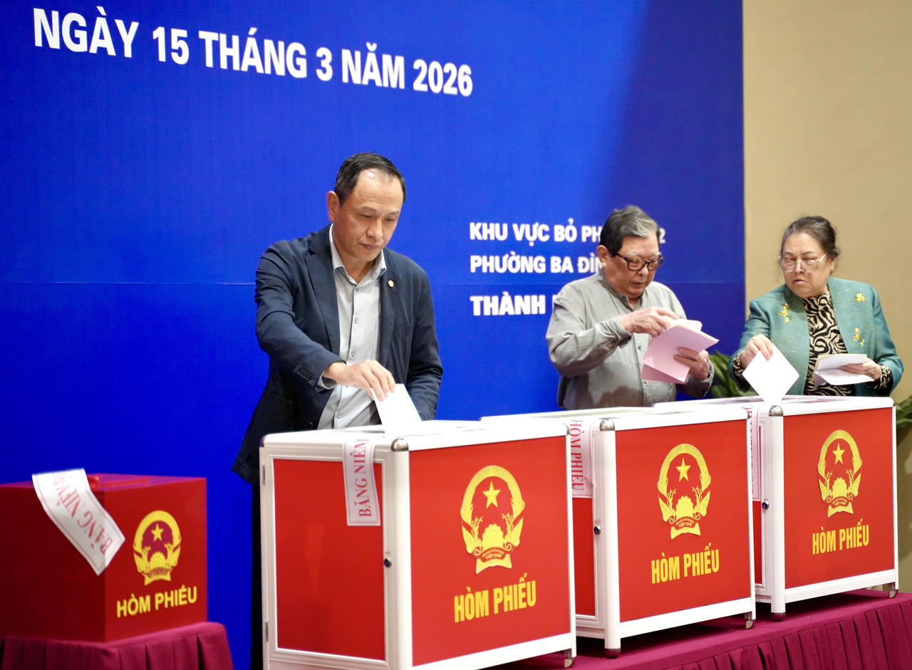 Tổng Giám đốc Vietnam Airlines Lê Hồng Hà bỏ phiếu bầu cử từ sớm tại Hà Nội