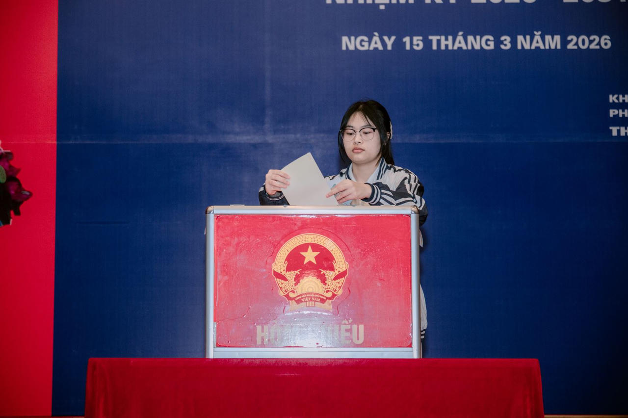 Thầy tr&ograve; c&ugrave;ng nhau bỏ những l&aacute; phiếu bầu cử đầu ti&ecirc;n.