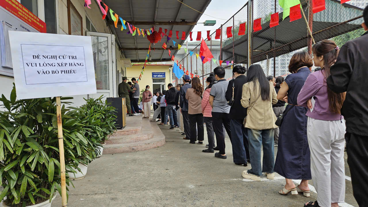 Cử tri Hà Nội hân hoan trong ngày bầu cử