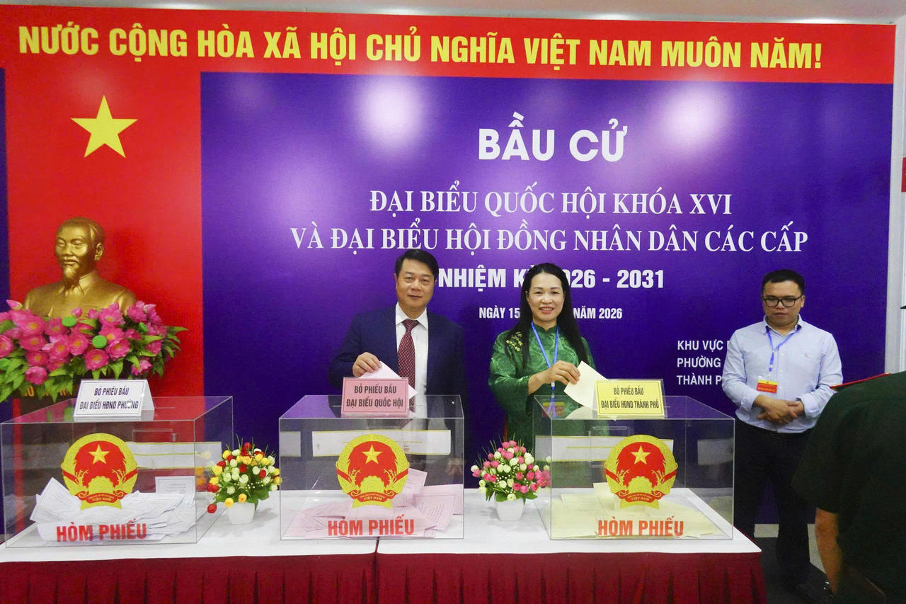 Cử tri Hà Nội hân hoan trong ngày bầu cử