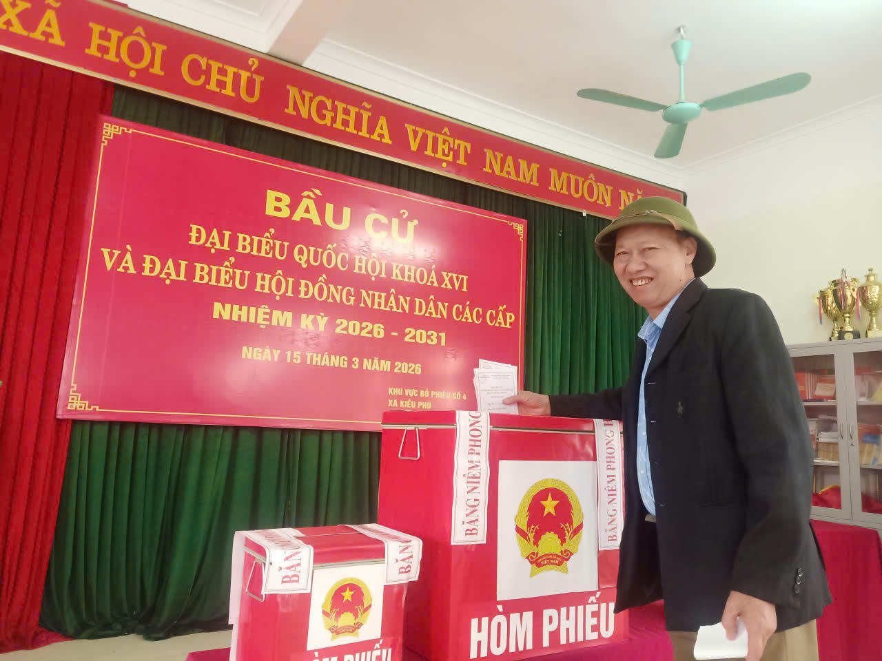 Cử tri Hà Nội hân hoan trong ngày bầu cử