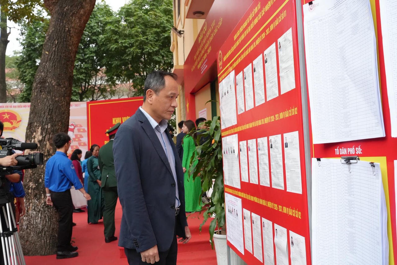 Trước khi thực hiện bỏ phiếu, &ocirc;ng L&ecirc; Hồng H&agrave; xem danh s&aacute;ch cử tri v&agrave; t&igrave;m hiểu th&ocirc;ng tin c&aacute;c ứng cử vi&ecirc;n được ni&ecirc;m yết tại khu vực bầu cử.