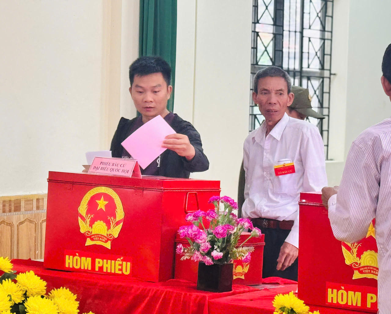 Cử tri Hà Nội hân hoan trong ngày bầu cử