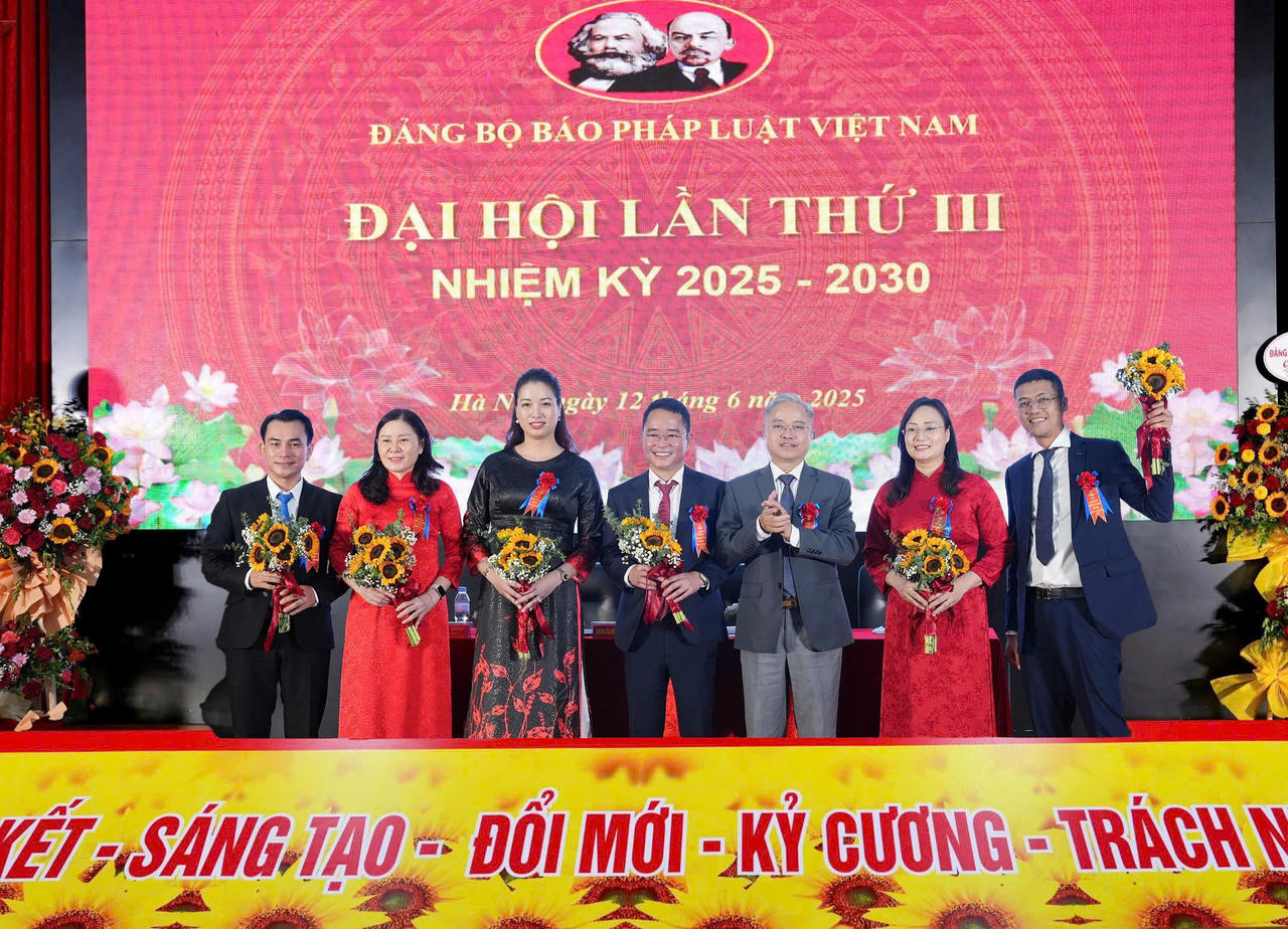 Ph&oacute; B&iacute; thư Đảng uỷ Bộ Tư ph&aacute;p Nguyễn Quang Th&aacute;i ch&uacute;c mừng Ban Chấp h&agrave;nh Đảng bộ B&aacute;o Ph&aacute;p luật Việt Nam nhiệm kỳ 2025 - 2030 (Ảnh Phương Mai)
