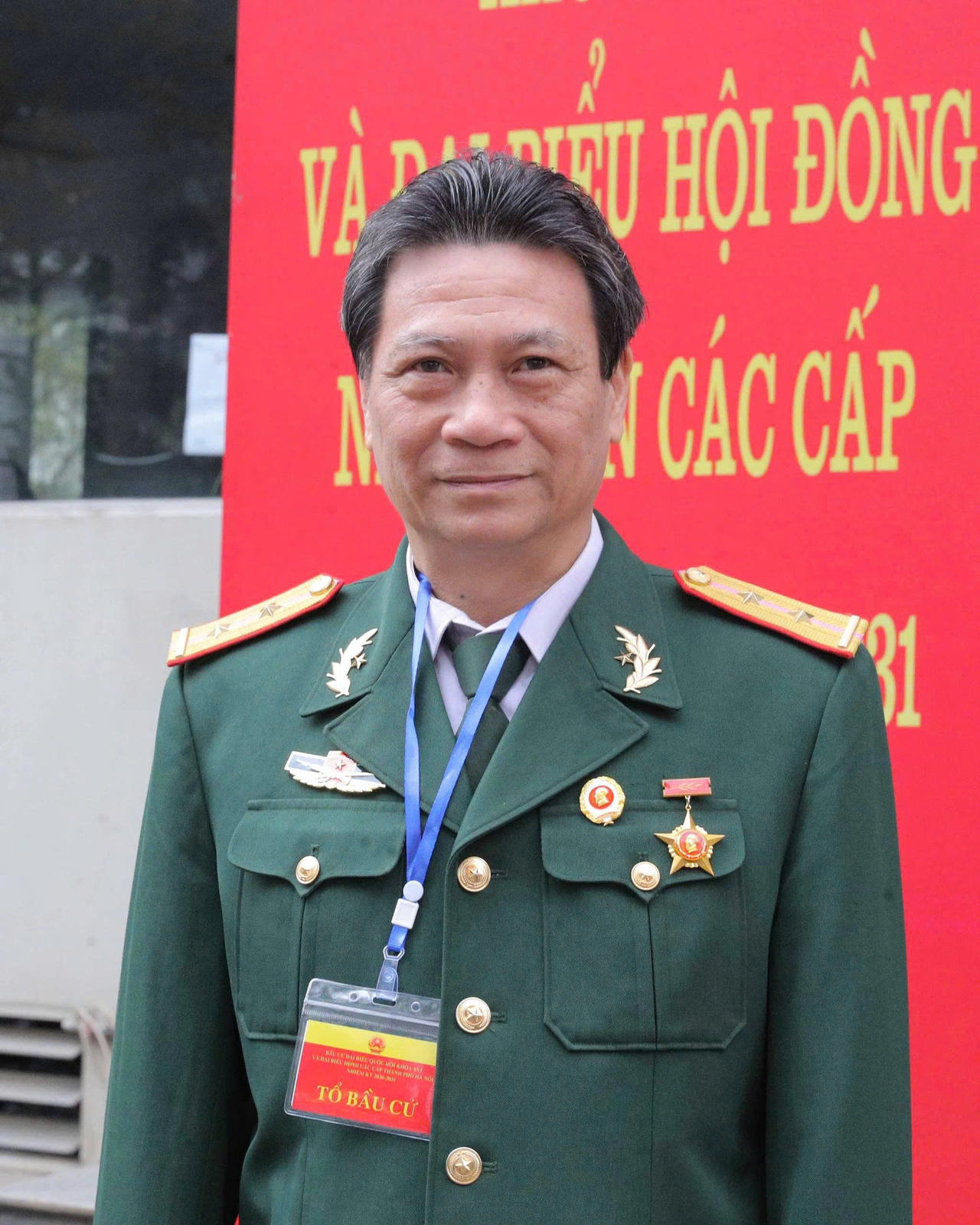 Cựu chiến binh Vũ Đại T&iacute;nh - Chi hội trưởng Chi hội số 25, phường Cầu Giấy, b&agrave;y tỏ sự vui mừng, phấn khởi khi cầm l&aacute; phiếu tr&ecirc;n tay.