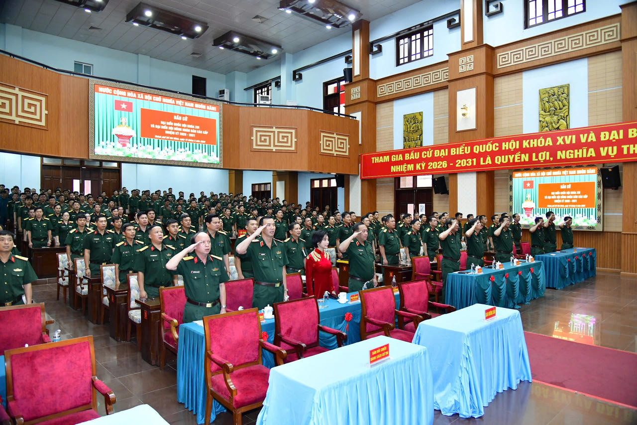 C&aacute;c đại biểu thực hiện nghi thức ch&agrave;o cờ