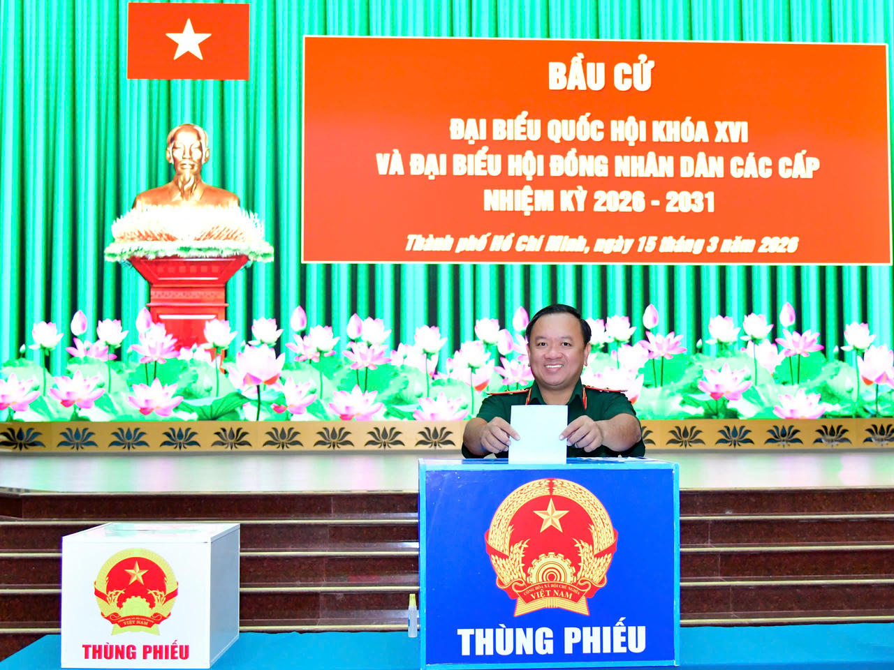 Thiếu tướng Nguyễn Th&agrave;nh Trung, Th&agrave;nh ủy vi&ecirc;n, Ch&iacute;nh ủy Bộ Tư lệnh Th&agrave;nh phố bỏ phiếu bầu cử